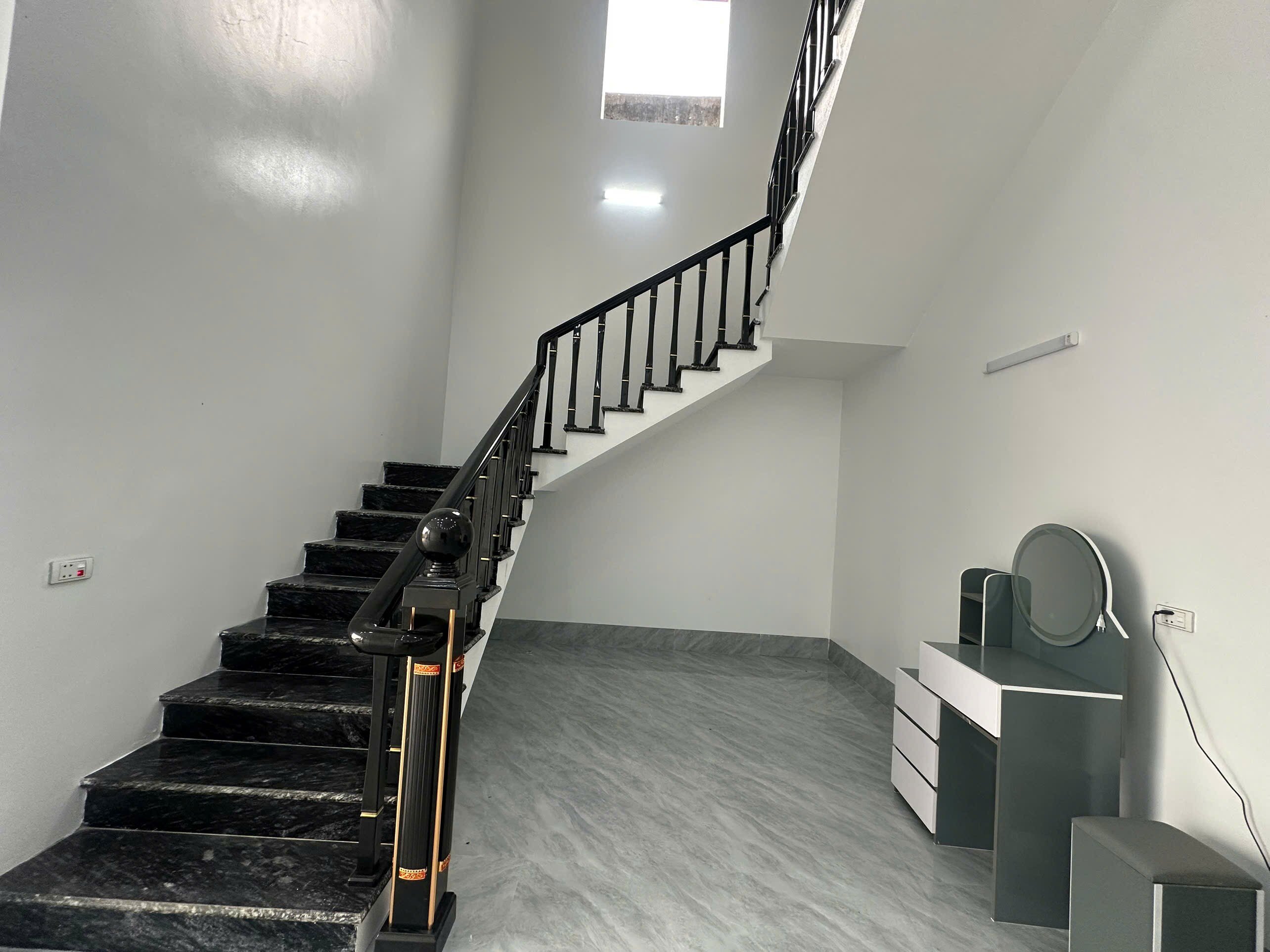 Cầu Thang Nhôm TPHCM — Kiến Trúc Hiện Đại Cho Nhà Phố & Căn Hộ Sài Gòn