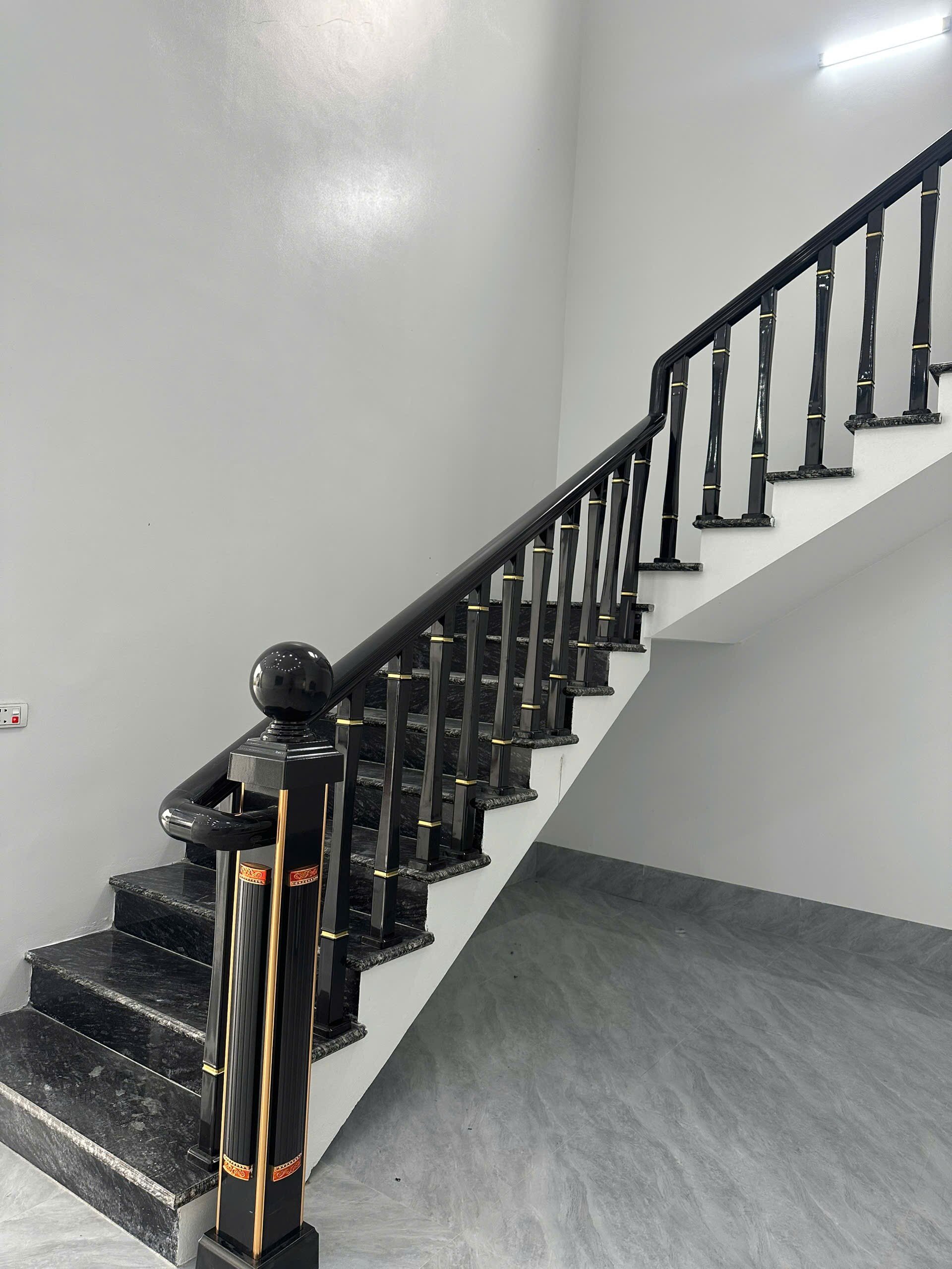 Cầu Thang Inox vs Nhôm Đúc — So Sánh Toàn Diện Giúp Bạn Chọn Đúng